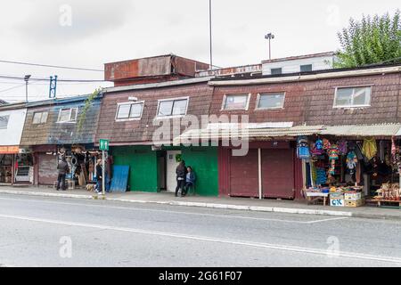 PUERTO MONTT, CHILE - 1. MÄRZ 2015: Kleine bunte Häuser mit Marktständen in Puerto Montt, Chile Stockfoto