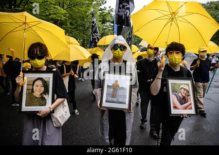 Tokio, Japan. Juli 2021. Demonstranten hielten während der Demonstration Bilder von Jugendlichen, die während der Bewegung 2019 starben.am 1. Juli jährt sich die Gründung der KPCh (Kommunistische Partei Chinas) zum 100. Mal und der 24. Jahrestag der Übergabe Hongkongs an China. Anhänger der KPCh gingen auf die Straße, um zu feiern, während Demonstranten für Demokratie in Hongkong ebenfalls durch die Hauptstadt marschieren, um ihre politischen Standplätze auszudrücken. Kredit: SOPA Images Limited/Alamy Live Nachrichten Stockfoto