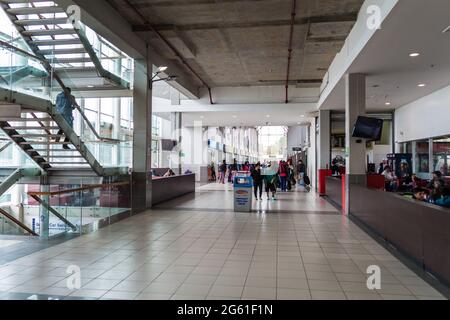 PUERTO MONTT, CHILE - 1. MÄRZ 2015: Innenansicht eines Busterminals in Puerto Montt, Chile Stockfoto