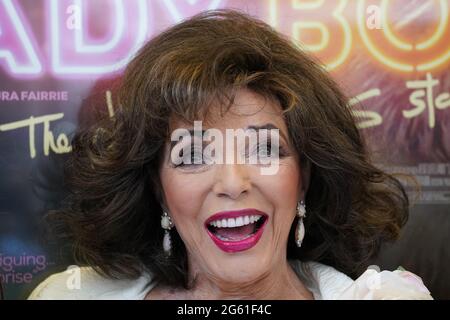 Dame Joan Collins kommt zur britischen Einführung von Lady Boss: The Jackie Collins' Story im Curzon Mayfair im Zentrum von London. Bilddatum: Donnerstag, 1. Juli 2021. Stockfoto