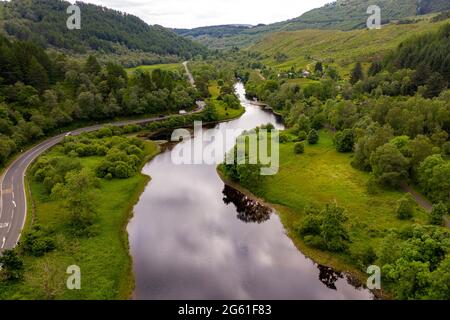 Loch Lubnaig, Loch Lomonnd und Trossachs National Park, Schottland, Großbritannien. Juli 2021. IM BILD: Dronen-Luftaufnahme vom Loch Lubnaig aus, die den niedrigen Wasserstand zeigt, der Steinstrände entlang des gesamten Umfangs der loch-Seite freigelegt hat, die sonst unter dunklem torfigen Wasser liegen würden. Quelle: Colin Fisher/Alamy Live News Stockfoto