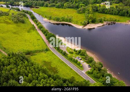 Loch Lubnaig, Loch Lomonnd und Trossachs National Park, Schottland, Großbritannien. Juli 2021. IM BILD: Dronen-Luftaufnahme vom Loch Lubnaig aus, die den niedrigen Wasserstand zeigt, der Steinstrände entlang des gesamten Umfangs der loch-Seite freigelegt hat, die sonst unter dunklem torfigen Wasser liegen würden. Quelle: Colin Fisher/Alamy Live News Stockfoto