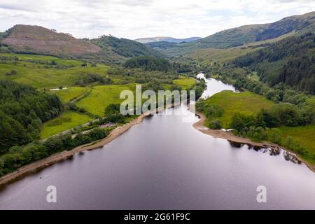 Loch Lubnaig, Loch Lomonnd und Trossachs National Park, Schottland, Großbritannien. Juli 2021. IM BILD: Dronen-Luftaufnahme vom Loch Lubnaig aus, die den niedrigen Wasserstand zeigt, der Steinstrände entlang des gesamten Umfangs der loch-Seite freigelegt hat, die sonst unter dunklem torfigen Wasser liegen würden. Quelle: Colin Fisher/Alamy Live News Stockfoto