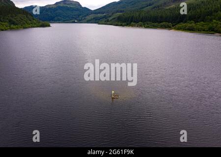 Loch Lubnaig, Loch Lomonnd und Trossachs National Park, Schottland, Großbritannien. Juli 2021. IM BILD: Dronen-Luftaufnahme vom Loch Lubnaig aus, die den niedrigen Wasserstand zeigt, der Steinstrände entlang des gesamten Umfangs der loch-Seite freigelegt hat, die sonst unter dunklem torfigen Wasser liegen würden. Quelle: Colin Fisher/Alamy Live News Stockfoto