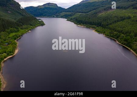 Loch Lubnaig, Loch Lomonnd und Trossachs National Park, Schottland, Großbritannien. Juli 2021. IM BILD: Dronen-Luftaufnahme vom Loch Lubnaig aus, die den niedrigen Wasserstand zeigt, der Steinstrände entlang des gesamten Umfangs der loch-Seite freigelegt hat, die sonst unter dunklem torfigen Wasser liegen würden. Quelle: Colin Fisher/Alamy Live News Stockfoto