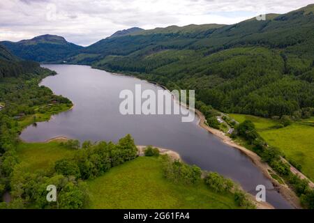 Loch Lubnaig, Loch Lomonnd und Trossachs National Park, Schottland, Großbritannien. Juli 2021. IM BILD: Dronen-Luftaufnahme vom Loch Lubnaig aus, die den niedrigen Wasserstand zeigt, der Steinstrände entlang des gesamten Umfangs der loch-Seite freigelegt hat, die sonst unter dunklem torfigen Wasser liegen würden. Quelle: Colin Fisher/Alamy Live News Stockfoto