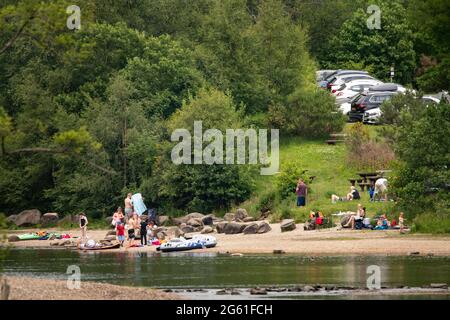 Loch Lubnaig, Loch Lomonnd und Trossachs National Park, Schottland, Großbritannien. Juli 2021. IM BILD: Menschen entspannen sich am Stein- und Kiesstrand von Loch Lubnaig. Die Leute nehmen ihre aufblasbaren Schlauchboote mit auf den loch und machen BBQs und Picknicks an der loch-Seite in der drückenden Hitze. Quelle: Colin Fisher/Alamy Live News Stockfoto