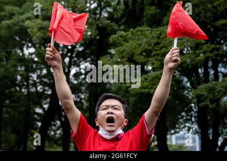 Ein pro-Pekinger Unterstützer schwenkt chinesische Fahnen, während er Parolen ruft, während einer pro-KPCh Kundgebung.am 1. Juli jährt sich die Gründung der KPCh (Kommunistische Partei Chinas) zum 100. Mal und der 24. Jahrestag der Übergabe Hongkongs an China. Anhänger der KPCh gingen auf die Straße, um zu feiern, während Demonstranten für Demokratie in Hongkong ebenfalls durch die Hauptstadt marschieren, um ihre politischen Standplätze auszudrücken. (Foto von Viola kam / SOPA Images/Sipa USA) Stockfoto