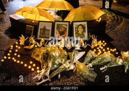 Entzündete Kerzen zum Gedenken an 3 junge Menschen, die 2019 während der Demonstration starben.am 1. Juli jährt sich die Gründung der KPCh (Kommunistische Partei Chinas) zum 100. Mal und der 24. Jahrestag der Übergabe Hongkongs an China. Anhänger der KPCh gingen auf die Straße, um zu feiern, während Demonstranten für Demokratie in Hongkong ebenfalls durch die Hauptstadt marschieren, um ihre politischen Standplätze auszudrücken. (Foto von Viola kam / SOPA Images/Sipa USA) Stockfoto