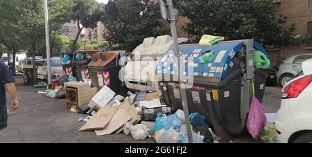 Juni 2021 - Abfallnotstand in Rom, Italien. Die Mülleimer voller Müll Stockfoto