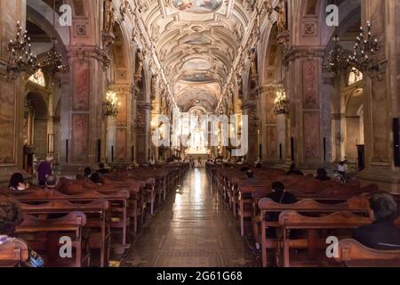 SANTIAGO, CHILE - 28. FEB 2015: Innenraum der Kathedrale (Catedral Metropolitana) in Santiago de Chile Stockfoto