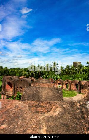 Als Teil der traditionellen roten Festung unter dem blauen Himmel habe ich dieses Bild am 21. September 2018 aus Narayanganj, Bangladesch, Südasien, aufgenommen Stockfoto