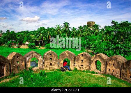 Als Teil der traditionellen roten Festung unter dem blauen Himmel habe ich dieses Bild am 21. September 2018 aus Narayanganj, Bangladesch, Südasien, aufgenommen Stockfoto