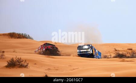 Die Rivalität zwischen Kamaz und Maz bei der Rallye. Der Sporttruck KAMAZ übersteht den schwierigen Teil der Strecke während des Rallye-Angriffs im Sand. DAS GOLD Stockfoto