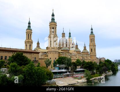 Blick auf die Kathedrale-Basilika unserer Lieben Frau von der Säule Zaragoza Aragon Spanien Frühlingssonne über den Fluss Ebro Stockfoto