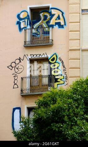 Graffiti, die Balkone auf einem Wohnblock in Zaragoza Aragon Spanien umgaben Stockfoto