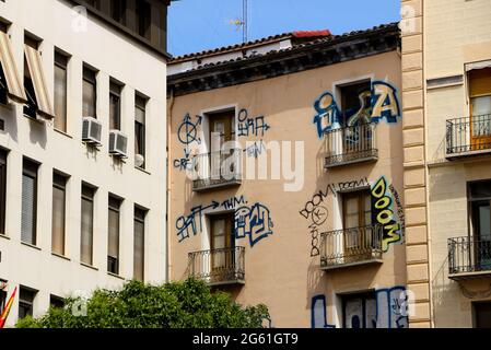 Graffiti, die Balkone auf einem Wohnblock in Zaragoza Aragon Spanien umgaben Stockfoto