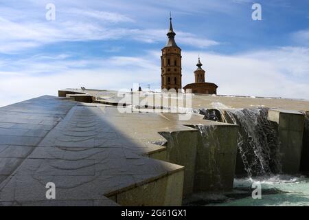 Der Brunnen der Hispanicity Pilar Plaza mit der barocken römisch-katholischen Kirche von San Juan de los Panetes dahinter in Zaragoza Aragon Spanien Stockfoto