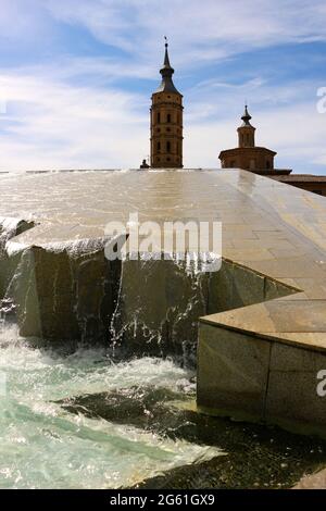 Der Brunnen der Hispanicity Pilar Plaza mit der barocken römisch-katholischen Kirche von San Juan de los Panetes dahinter in Zaragoza Aragon Spanien Stockfoto