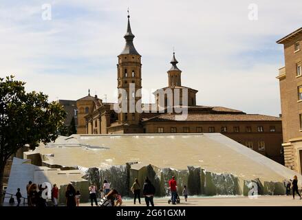 Der Brunnen der Hispanicity Pilar Plaza mit der barocken römisch-katholischen Kirche von San Juan de los Panetes dahinter in Zaragoza Aragon Spanien Stockfoto