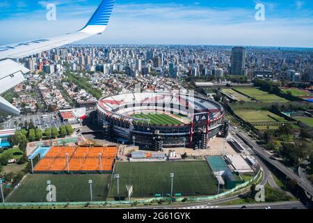 Luftaufnahme des Stadions „The Monumental“, in dem River Plate, eine sehr wichtige Fußballmannschaft aus Buenos Aires, Argentinien, gespielt wird. Stockfoto