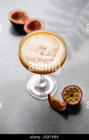 Passionsfrucht sauer Sommer alkoholischer Cocktail Stockfoto