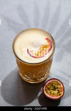 Passionsfrucht sauer Sommer alkoholischer Cocktail Stockfoto