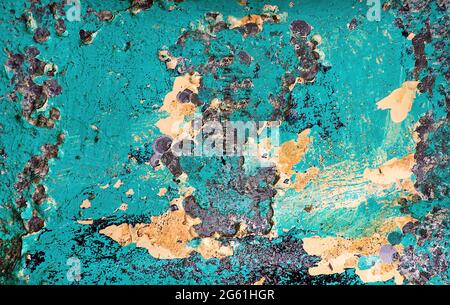 Nahaufnahme abblätternde türkisfarbene Farbe auf Metalloberfläche mit Rost Stockfoto