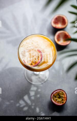 Passionsfrucht sauer Sommer alkoholischer Cocktail Stockfoto