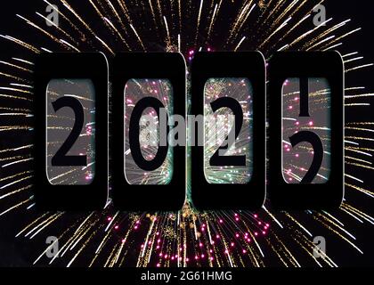 Neujahr 2022 schwarzer Kilometerzähler in Feuerwerk Stockfoto