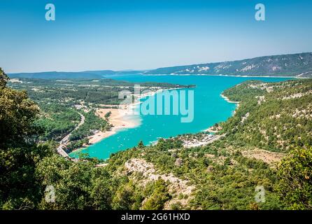 Blick auf einen türkisfarbenen See und die umliegenden Wälder Stockfoto