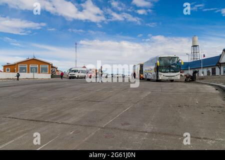 MAGELLAN-STRASSE - 3. MÄRZ 2015: Fahrzeuge warten auf eine Fähre über die Magellan-Meerenge zwischen Feuerland und Mainlad, Chile Stockfoto