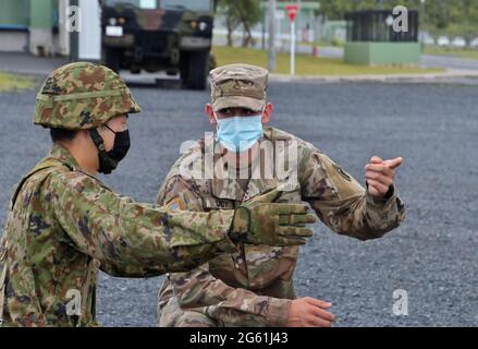 Amami, Japan. Juli 2021. Ein Soldat der US-Armee (R) spricht am Freitag, den 1. Juli 2021, mit einem Mitglied der japanischen Selbstverteidigungseinheit während einer gemeinsamen US-japanischen Militärübung mit dem Titel „Orient Shield 21“ im Lager Amami auf der Insel Amami Oshima, Präfektur Kagoshima, Japan. Foto von Keizo Mori/UPI Credit: UPI/Alamy Live News Stockfoto