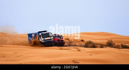 Die Rivalität zwischen Kamaz und Maz bei der Rallye. Der Sporttruck KAMAZ übersteht den schwierigen Teil der Strecke während des Rallye-Angriffs im Sand. DAS GOLD Stockfoto