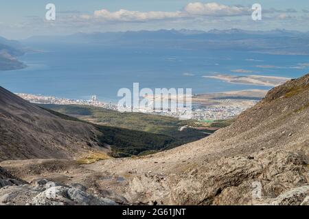 Blick auf den Beagle-Kanal und die Berge in der Nähe von Ushuaia, Argentinien Stockfoto