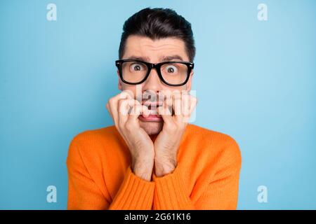 Porträt des nervösen gutaussehenden Kerl beißen Fingernagel starren Brille isoliert auf blauem Hintergrund Stockfoto