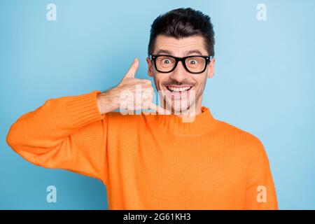 Portrait von funky verrückt schöner Mann zeigen Finger in der Nähe des Kopfes nennen mich isoliert auf blauem Hintergrund Stockfoto