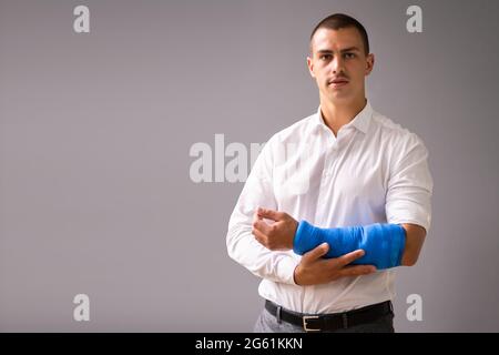 Mitarbeiter Mit Verletzung Eines Gebrochenen Arms Im Büro Stockfoto