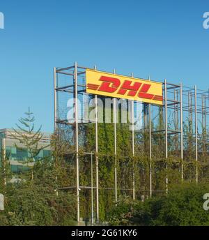 DHL-Logo auf einem Bau im Industriepark Chodov am 31. Mai 2021 in Prag, Tschechische republik Stockfoto