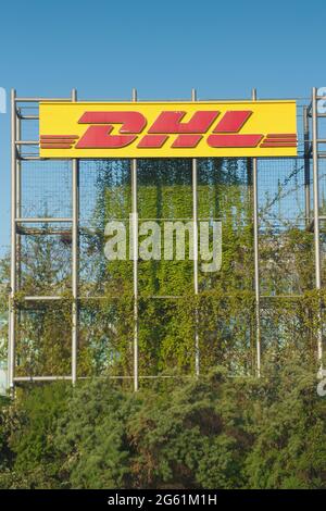 DHL-Logo auf einem Bau im Industriepark Chodov am 31. Mai 2021 in Prag, Tschechische republik Stockfoto