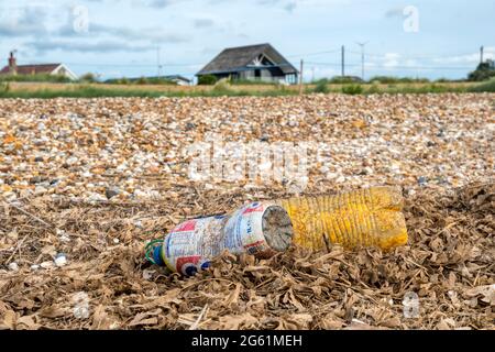 Plastikflaschen, die an der Flut am Ufer der Wash in Norfolk aufgespült werden. Stockfoto