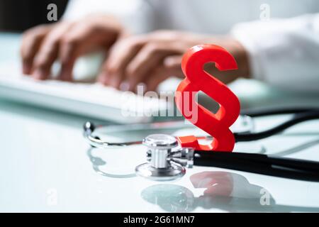 Medizinische Fehlpraxis Im Gesundheitswesen. Stethoskop Und Absatz Stockfoto