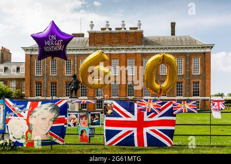 Kensington Palace, London, 1. Juli 2021. Königliche Fans schmückten den Kensington Palace mit Spruchbändern, Bannern und Ballonen, um an den 60. Geburtstag von Prinzessin Diana zu erinnern. Prince's William und Harry enthüllten heute Nachmittag eine Statue zu ihren Ehren im versunkenen Garten. Kredit: amanda Rose/Alamy Live Nachrichten Stockfoto