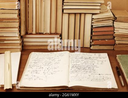 Buch schreiben mit mathematischer Aufgabenlösung vor dem Hintergrund von Büchern Stockfoto