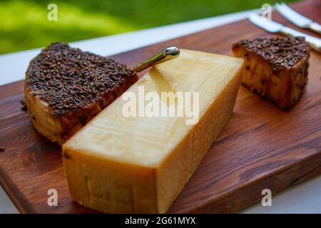 Käseparty, perfekte Feiertagsvorspeise auf rustikalem Holzbrett Stockfoto