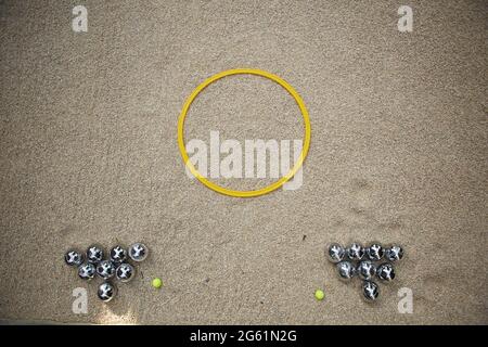 Petanque-Set mit neunzehn Metallkugeln im Feld für das Spiel Stockfoto