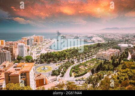 Malaga, Spanien. Stadtbild Erhöhter Blick Auf Malaga Im Sonnigen Sommerabend. Veränderter Himmel Bei Sonnenuntergang Stockfoto