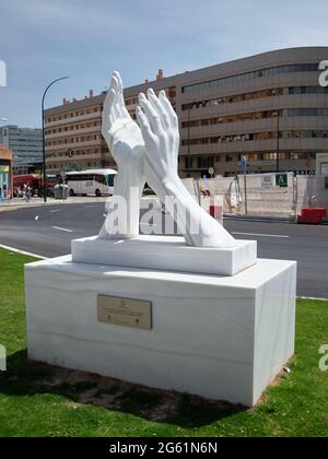 Klatschende Hände. Skulptur, die die Arbeit von Gesundheitspersonal und anderen wesentlichen Arbeitnehmern anerkennt, um den Covid zu enthalten. Malaga, Spanien Stockfoto