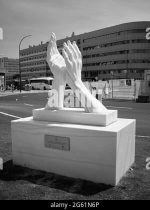 Klatschende Hände. Skulptur, die die Arbeit von Gesundheitspersonal und anderen wesentlichen Arbeitnehmern anerkennt, um den Covid zu enthalten. Malaga, Spanien Stockfoto