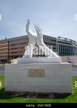 Klatschende Hände. Skulptur, die die Arbeit von Gesundheitspersonal und anderen wesentlichen Arbeitnehmern anerkennt, um den Covid zu enthalten. Malaga, Spanien Stockfoto